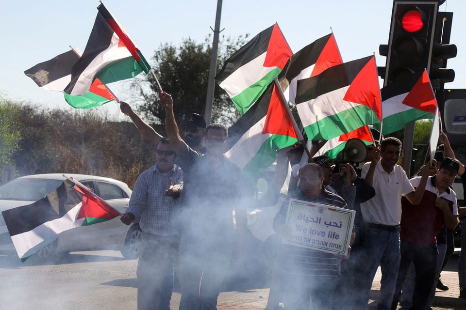 27 جولائی 2022 کو اسرائیلی مقبوضہ مغربی کنارے کے علاقے سلفیت میں اسرائیلی آبادکاری کی سرگرمیوں کے خلاف احتجاج کے دوران کارکنوں نے فلسطینی جھنڈے اٹھا رکھے تھے۔— رائٹرز