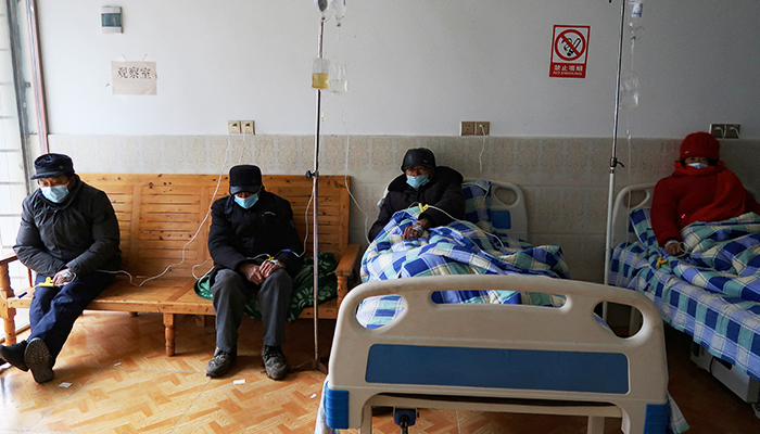 29 دسمبر 2022 کو چین کے صوبہ سیچوان کے زیانگ میں ملک بھر میں کورونا وائرس کی بیماری (COVID-19) کو روکنے کے لیے سخت اقدامات ہٹائے جانے کے بعد بوڑھے مریضوں کو لیزی کاؤنٹی کے ایک گاؤں کے کلینک میں IV ڈرپ کا علاج مل رہا ہے۔ — رائٹرز
