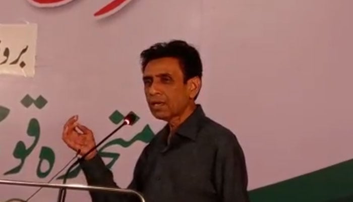 MQM-P convener Dr Khalid Maqbool Siddiqui addresses an event. — Twitter/@HaniQureshi5/ File