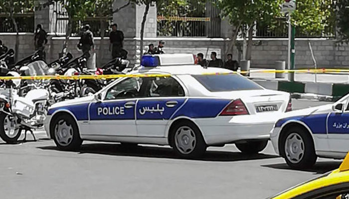 Sebuah file foto menunjukkan kendaraan polisi dan sepeda motor di luar parlemen Iran di Teheran.  —AFP