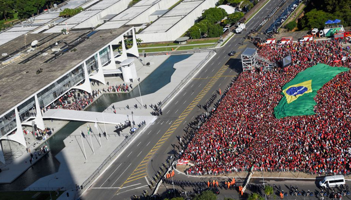 برازیل کے نئے صدر لوئیز اناسیو لولا ڈا سلوا کے حامی برازیلیا، برازیل میں پلانالٹو پیلس کے باہر جمع ہیں۔