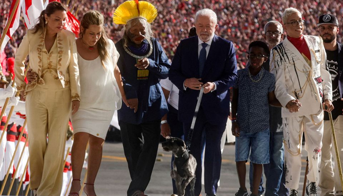 برازیل کے صدر لوئیز اناسیو لولا دا سلوا، ان کی اہلیہ روزانجیلا جانجا دا سلوا، نائب صدر جیرالڈو الکمن اور ان کی اہلیہ ماریا لوسیا ریبیرو الکمن، اپنی حلف برداری کی تقریب کے بعد پلانالٹو پیلس کے ریمپ پر واک کر رہے ہیں۔