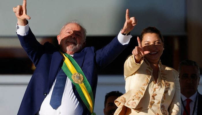 برازیل کے صدر لوئیز اناسیو لولا دا سلوا اور ان کی اہلیہ روزانجیلا جانجا دا سلوا نے برازیلیا، برازیل میں پلانالٹو پیلس میں یکم جنوری 2023 کو اشارہ کیا۔