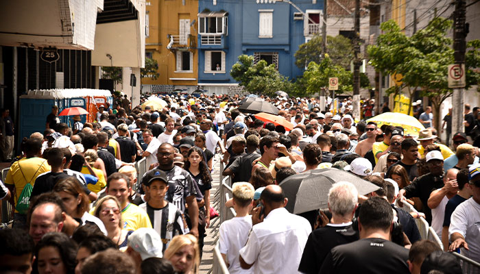 Fans queue to see and give their last tributes and farewell to Pele. — Reuters