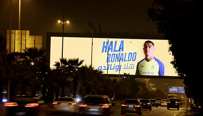 Sebuah papan reklame terlihat di jalan-jalan Riyadh mengumumkan kedatangan Cristiano Ronaldo ke Al Nassr.  — Reuters