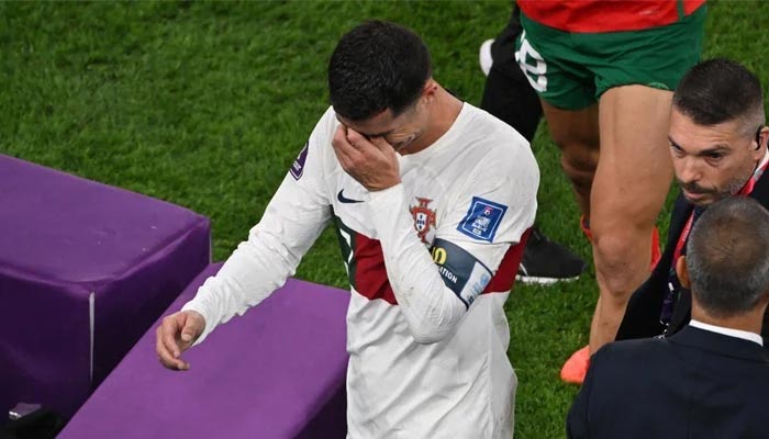 Penyerang Portugal #07 Cristiano Ronaldo meninggalkan lapangan setelah kalah dari Maroko 1-0 dalam pertandingan sepak bola perempat final Piala Dunia Qatar 2022 antara Maroko dan Portugal di Stadion Al-Thumama di Doha pada 10 Desember 2022. — AFP