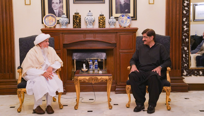 Sindh Chief Minister Murad Ali Shah (right) meetsthe spiritual leader of the Dawoodi Bohra community, Syedna Mufaddal Saifuddin, at the CM House in Karachi. — CM House