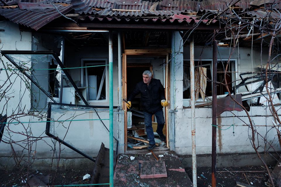31 دسمبر 2022 کو یوکرین کے شہر کیف میں، یوکرین پر روس کے حملے کے دوران، ایک مقامی رہائشی روسی میزائل حملے کے بعد اپنا گھر چیک کر رہا ہے۔— رائٹرز