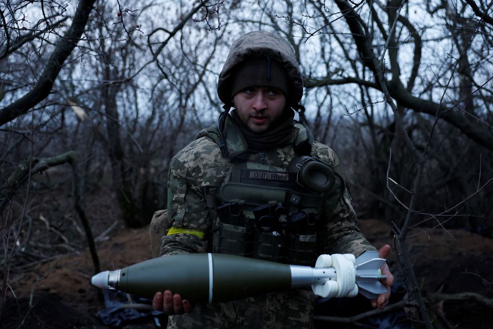 یوکرین کی فوج مارٹر گول کرنے کی تیاری کر رہی ہے، جیسا کہ یوکرین پر روس کا حملہ جاری ہے، ڈونیٹسک، یوکرین کے علاقے میں، 31 دسمبر، 2022۔— رائٹرز