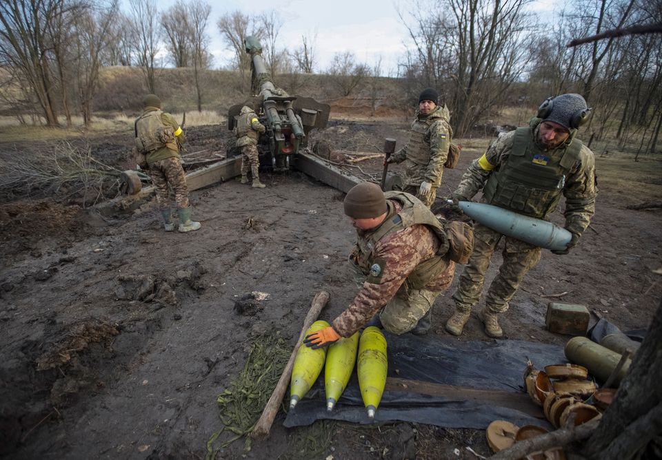 یکم جنوری 2023 کو یوکرین کے ڈونیٹسک کے علاقے میں، یوکرین پر روس کے حملے کے دوران، یوکرین کے فوجی روسی فوجیوں کی پوزیشنوں پر فائر کرنے سے پہلے توپ کے گولے تیار کر رہے ہیں۔— رائٹرز
