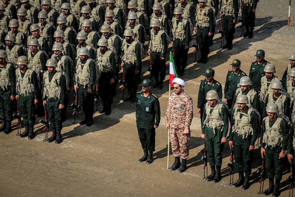 اسلامی انقلابی گارڈ کور (IRGC) کے ارکان 17 اکتوبر 2022 کو ایران کے مشرقی آذربائیجان صوبے کے علاقے آراس میں IRGC کی زمینی افواج کی فوجی مشق میں شرکت کر رہے ہیں۔— رائٹرز