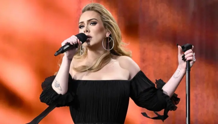 Adele buka-bukaan tentang ‘linu panggul yang sangat buruk’ selama pertunjukan Malam Tahun Baru