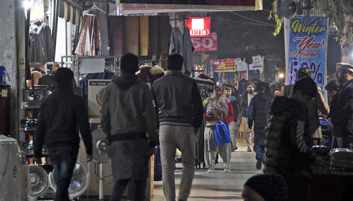 People are busy shopping at Aabpara Market in the federal capital on December 20, 2022 as the government has announced its national energy-saving programme under which it has been decided that wedding halls will close by 10pm and markets at 8pm. — Online/File