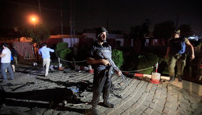 7 اگست 2017 کو لاہور، پاکستان میں ایک دھماکے کے بعد ایک پولیس اہلکار پہرے پر کھڑا ہے۔ - رائٹرز
