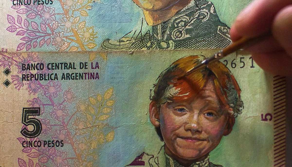 Seniman Sergio Diaz mengintervensi uang kertas peso Argentina dengan potret karakter dari film Harry Potter, saat ia menilai kembali uang kertas tersebut dengan mengubahnya menjadi karya seni melawan inflasi Argentina yang terus meningkat, di Salta, Argentina, 30 Desember 2022. — Reuters