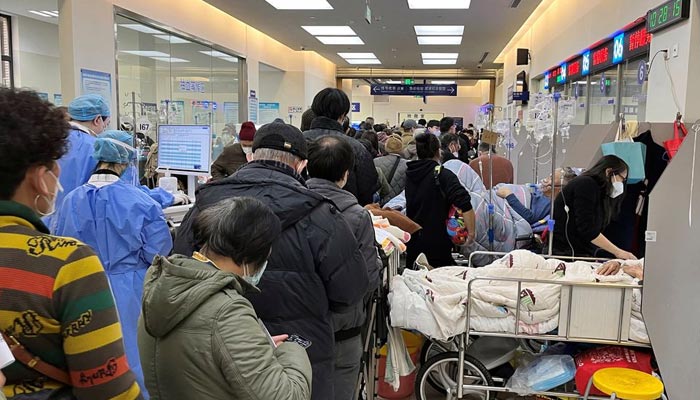 شنگھائی، چین میں 3 جنوری 2023 کو کورونا وائرس کی بیماری (COVID-19) کے پھیلنے کے درمیان، Zhongshan ہسپتال کے ایمرجنسی ڈیپارٹمنٹ میں بند کاؤنٹرز کے ساتھ مریض بستروں پر لیٹ رہے ہیں۔ - رائٹرز