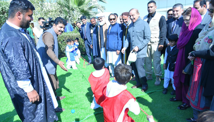 وزیر اعظم کلی جیا خان میں گورنمنٹ بوائز سیکنڈری سکول کے طلباء کی طرف سے لگائے گئے کھیلوں کے ڈسپلے کو دیکھ رہے ہیں اور خوش ہیں۔  — Twitter/@GovtofPakistan