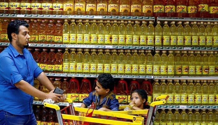 Shoppers are seen in an aisle with subsidised vegetable oils at a government outlet in Cairo, Egypt August 29, 2017. — Reuters/File