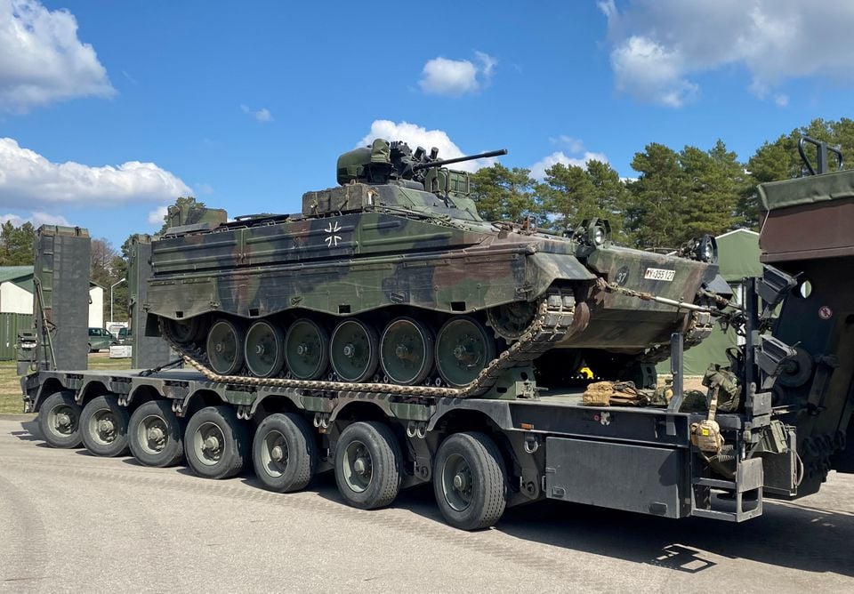 جرمن فوج Bundeswehr کی ایک مارڈر بکتر بند پیادہ لڑنے والی گاڑی کی تصویر 22 اپریل 2022 کو رکلا فوجی اڈے، لتھوانیا میں دی گئی ہے۔— رائٹرز