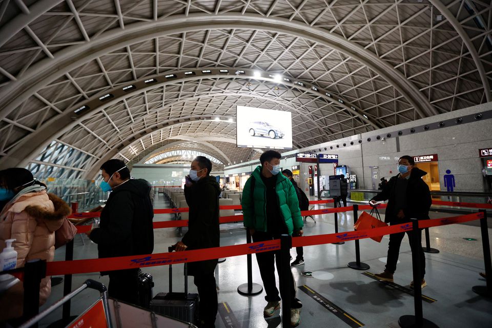 30 دسمبر 2022 کو چین کے صوبہ سیچوان کے چینگڈو میں کورونا وائرس کی بیماری (COVID-19) کے انفیکشن کی لہر کے درمیان مسافر چینگڈو شوانگلیو بین الاقوامی ہوائی اڈے پر طیارے میں سوار ہونے کے لیے قطار میں کھڑے ہیں۔— رائٹرز