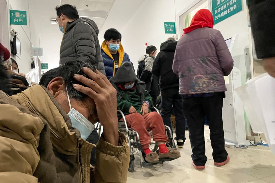 شنگھائی، چین، 5 جنوری، 2023 میں کورونا وائرس کی بیماری (COVID-19) کے پھیلنے کے درمیان، ایک شخص ہسپتال کے ایمرجنسی ڈیپارٹمنٹ میں دالان میں انتظار کرتے ہوئے ردعمل ظاہر کر رہا ہے۔— رائٹرز