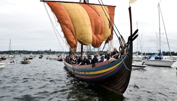 The Viking ship Havhingsten af Glendalough (the Sea Stallion of Glendalough), a replica of a Viking warship, sets out from the Viking Museum in Roskilde July 1, 2007.— Reuters