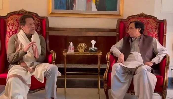 پی ٹی آئی کے چیئرمین عمران خان اور وزیر اعلیٰ پنجاب پرویز الٰہی۔  - ویڈیو/Twitter/@PTIofficial سے اسکرینگراب