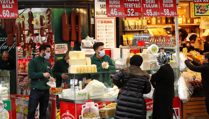خواتین 12 جنوری 2021 کو استنبول، ترکی کے ایک مقامی بازار میں خریداری کر رہی ہیں۔ — رائٹرز/فائل