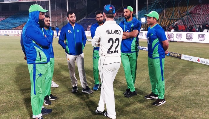 Pakistani players speak to New Zealand’s master batter Kane Williamson in Karachi on January 6, 2023. — Photo by reporter