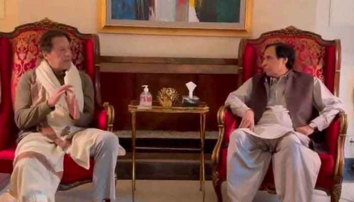 پی ٹی آئی چیئرمین عمران خان کی زمان پارک میں وزیر اعلیٰ پنجاب پرویز الٰہی سے ملاقات کے دوران گفتگو۔  پی ٹی آئی ٹویٹر/ فائل