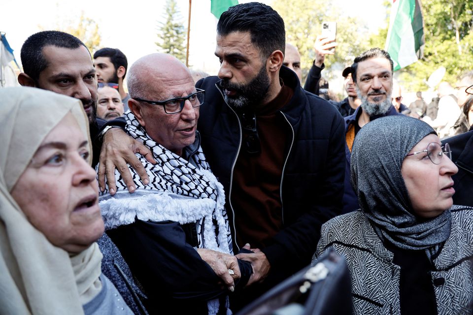 5 جنوری 2023 کو اسرائیل کی جیل سے رہائی پانے کے بعد سب سے طویل عرصے تک قید فلسطینی قیدی کریم یونس کا استقبال کیا گیا۔— رائٹرز