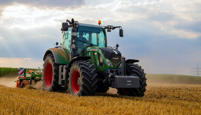 World's first tractor that is 'powered by cow dung' could be revolutionary - Vimarsana News