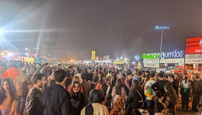 بیچ ویو پارک کلفٹن میں کراچی ایٹ فیسٹیول میں سورج غروب ہوتے ہی ہجوم کا ڈھیر۔  - رپورٹر