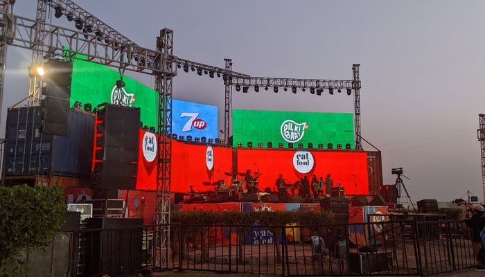 کراچی ایٹ فیسٹیول میں میوزک پرفارمنس کے لیے اسٹیج سیٹ۔  - رپورٹر