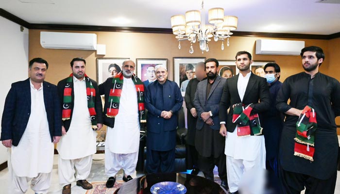 Leaders from Balochistan standing with PPP Co-chairman Asif Ali Zardari at Bilawal House in Karachi on January 8, 2022. — Twitter/MediacellPPP