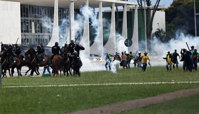برازیل کے سابق صدر جیر بولسونارو کے حامیوں کا سیکیورٹی فورسز کے ساتھ تصادم - رائٹرز