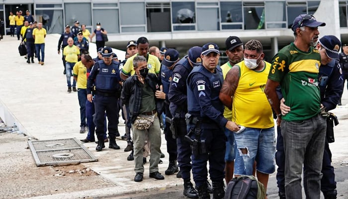 Pasukan keamanan menahan pendukung mantan presiden Brasil Jair Bolsonaro — Reuters