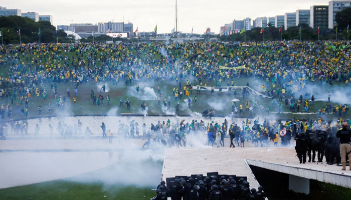 Pendukung Bolsonaro berdemonstrasi menentang Presiden Luiz Inacio Lula da Silva — Reuters