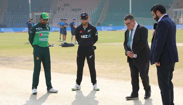 Babar Azam memilih untuk melempar setelah memenangkan lemparan di ODI pertama