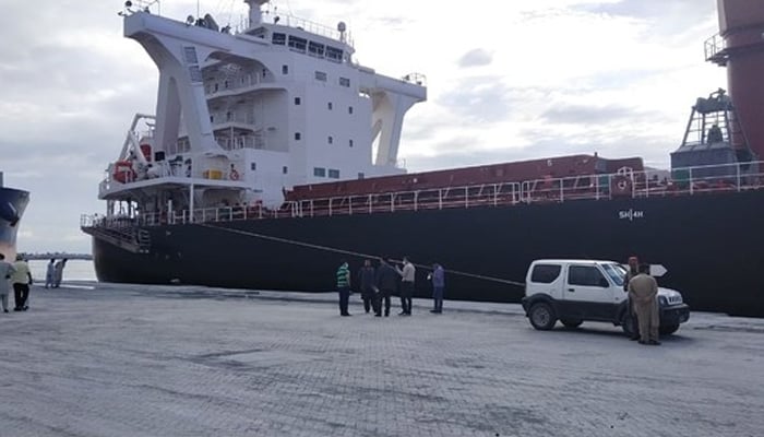YM Summit vessel carrying over 60,800 metric tonnes of wheat from Ukraine docked at Karachi Port — Cereal Association of Pakistan