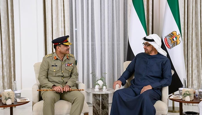 Chief of Army Staff (COAS) General Asim Munir meets UAE President Sheikh Mohamed bin Zayed Al Nahyan at Qasr Al Shati Palace, on January 9, 2023. —  WAM