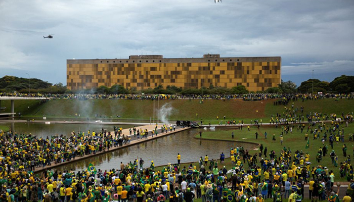8 جنوری 2023 کو برازیل کے شہر برازیلیا میں مظاہرین نے عمارت کے ساتھ ساتھ صدارتی محل اور سپریم کورٹ پر حملہ کرنے کے بعد مظاہرین برازیل کانگریس کے قریب جمع ہوئے۔ - رائٹرز