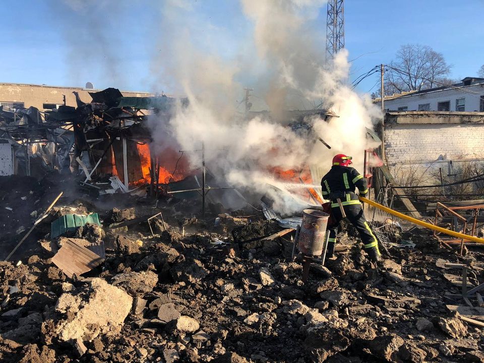 9 جنوری 2023 کو خارکیو کے علاقے شیوچینکوو کے قصبے میں، یوکرین پر روس کے حملے کے دوران، ایک فائر فائٹر روسی میزائلوں سے متاثرہ مارکیٹ کے مقام پر کام کر رہا ہے۔— رائٹرز