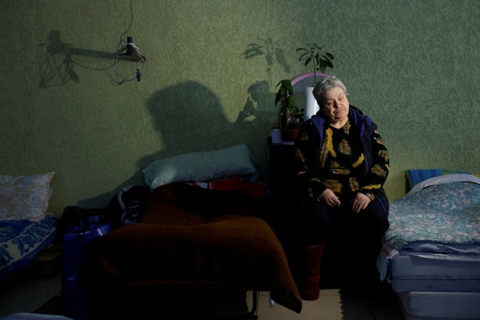 سولیدار کی رہائشی 60 سالہ اولہا ایک عارضی نیند کی رہائش گاہ میں انتظار کر رہی ہے اس سے پہلے کہ وہ انخلاء کی ٹرین میں لے جائے گی جہاں سے وہ ڈنیپرو میں نکلے گی، جیسا کہ یوکرین پر روس کا حملہ جاری ہے، کراماٹورک، یوکرین میں، 8 جنوری، 2023۔— رائٹرز