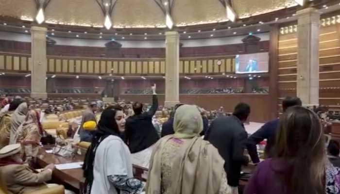 10 جنوری 2023 کو لاہور میں پنجاب اسمبلی کے اندر ممبران اپنے بینچوں پر کھڑے ہو کر نعرے لگاتے ہوئے نظر آ رہے ہیں۔ — اسکرین گریب بذریعہ جیو نیوز