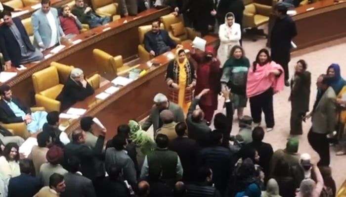 Anggota parlemen Majelis Punjab memprotes dan meneriakkan slogan-slogan selama sesi yang sedang berlangsung di rumah di Lahore pada 11 Januari 2023. — YouTube/GeoNews