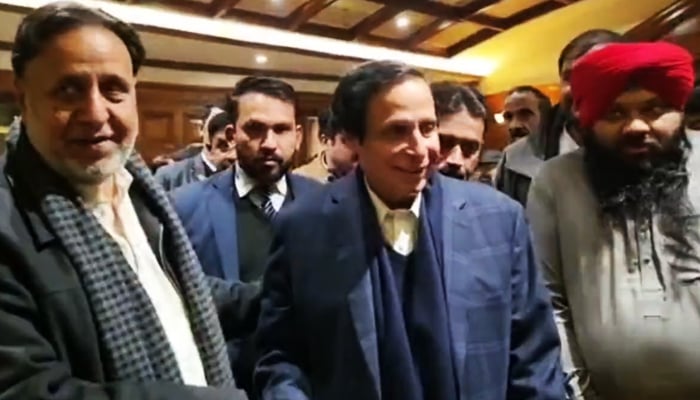 Ketua Menteri Punjab Parvez Elahi tiba di majelis di Lahore pada 11 Januari 2023. — Twitter/@ChParvezElahi