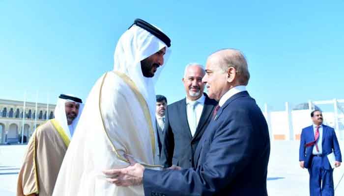 UAE’s Minister of Economic Affairs Abdullah Touq Al Mari receives Prime Minister Shehbaz Sharif on his arrival at the Abu Dhabi airport. —APP