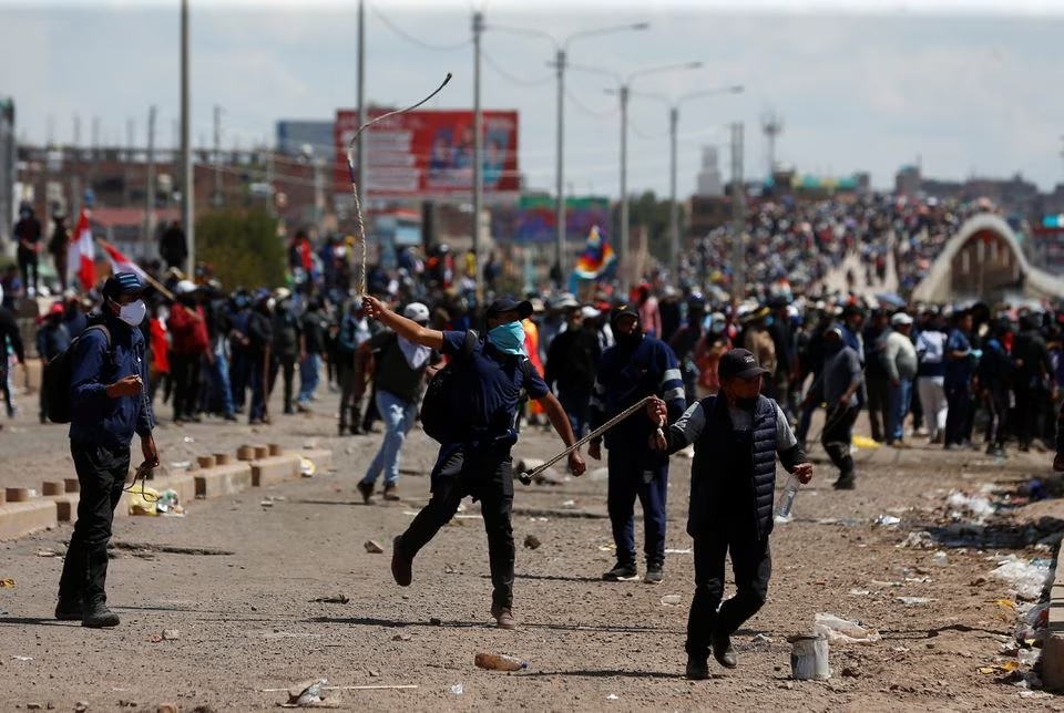 Demonstrators clash with security forces during a protest demanding early elections and the release of jailed former President Pedro Castillo, near the Juliaca airport, in Juliaca, Peru January 9, 2023.— Reuterss