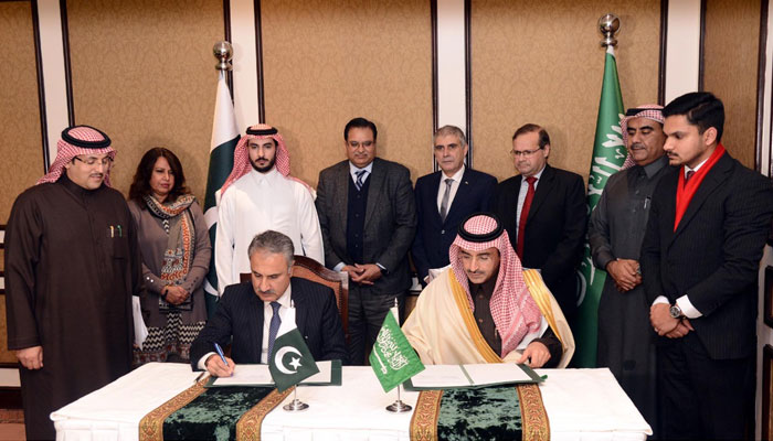 Ministry of Economic Affairs Secretary Kazim Niaz (left) and Saudi Fund for Development CEO Sultan Abdulrahman Al-Marshad sign agreement to finance oil derivatives on January 12, 2023. — PID